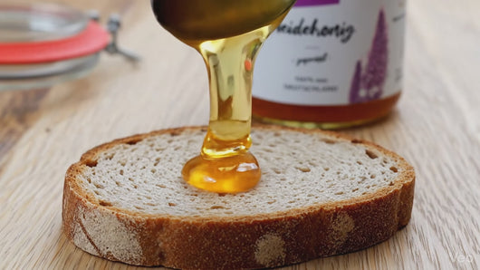 Nahaufnahme von einer Scheibe Brot, die beschmiert wird